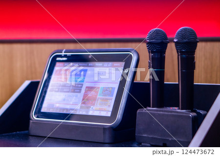 カラオケボックス　マイク 124473672
