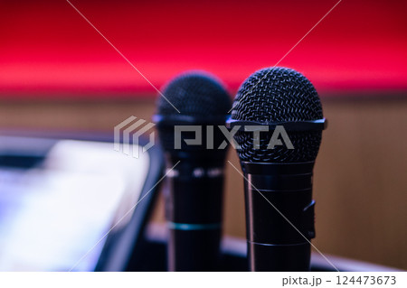 カラオケボックス　マイク 124473673