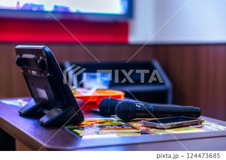 一人カラオケ 124473685