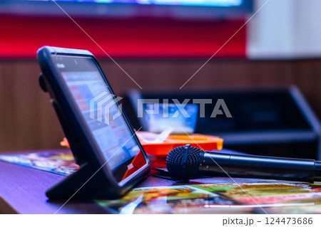 一人カラオケ 124473686