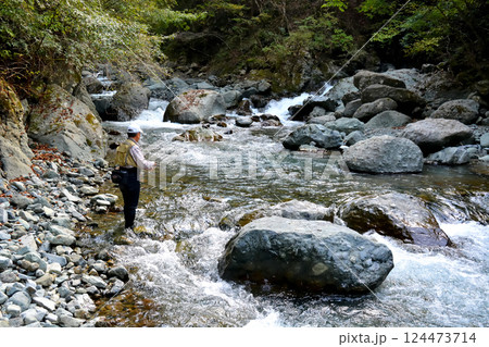 丹沢の早戸川でルアー釣りをする男性 124473714