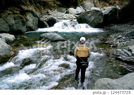 丹沢の早戸川でルアー釣りをする男性 124473728