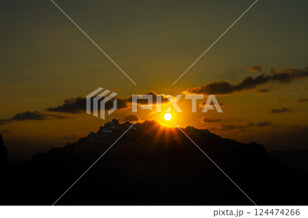 岩の上に沈む夕日 124474266