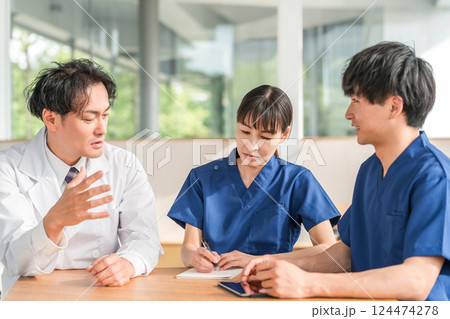 ミーティング・カンファレンス・勉強会をする医師・看護師・医療スタッフの男女 124474278