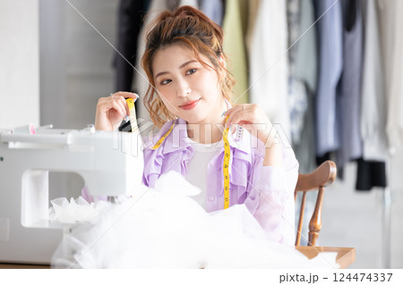 ミシン　女性　裁縫 124474337