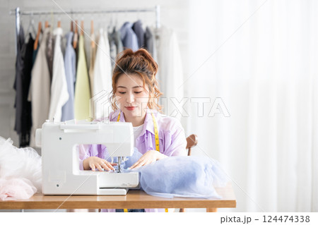 ミシン　女性　裁縫 124474338