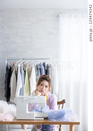 悩む女性 124474342