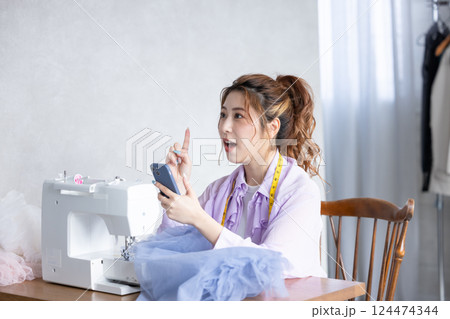 ミシンで裁縫している女性 124474344