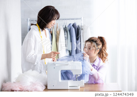 ミシン　洋裁　女性 124474349