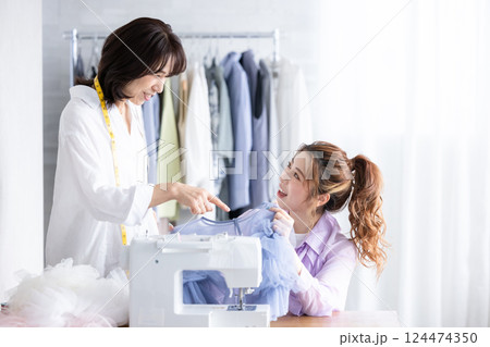 ミシン　裁縫　女性 124474350