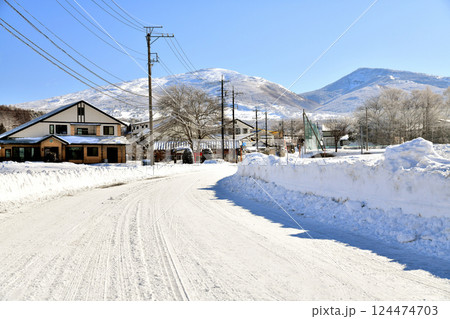 菅平高原／根子岳、四阿山方面を望む (長野県上田市)【2025.3】 124474703