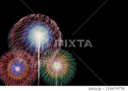 8月の夏祭りの花火大会。日本の夏の風物詩。背景は黒色 8月の夏祭りの花火大会。日本の夏の風物詩。背景は黒色 124474756