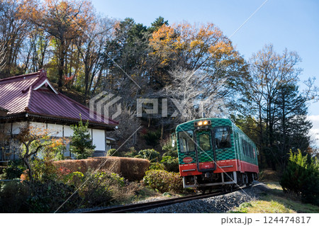 【真岡線】お寺の側を通過する普通列車 124474817