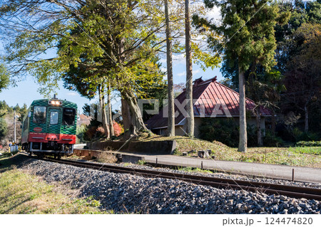 【真岡線】お寺の側を通過する普通列車 124474820