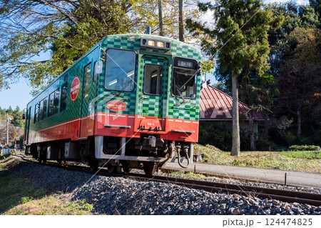 【真岡線】お寺の側を通過する普通列車 【真岡線】お寺の側を通過する普通列車 124474825