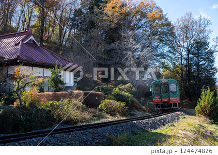 【真岡線】お寺の側を通過する普通列車 124474826