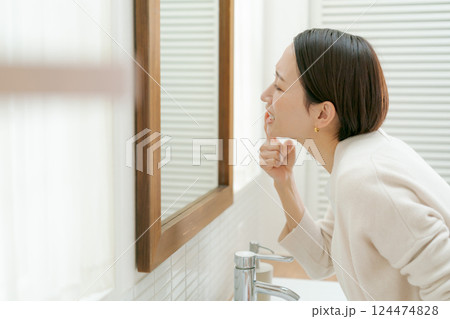 洗面所で口を見るミドル女性 124474828