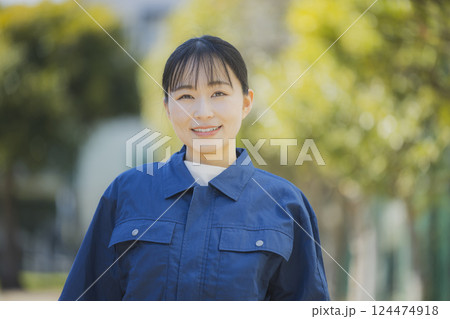 作業着を着た女性 作業着を着た女性 124474918