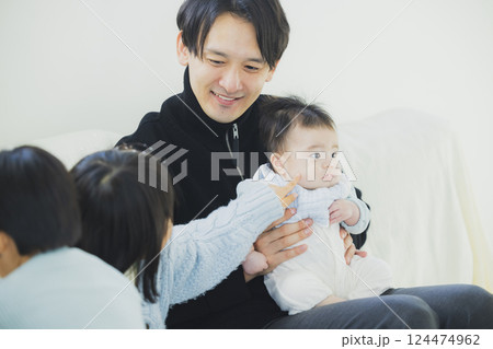 リビングでくつろぐ家族 124474962