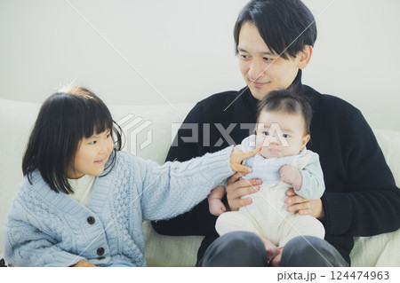 リビングでくつろぐ家族 124474963
