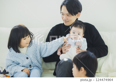 リビングでくつろぐ家族 124474964