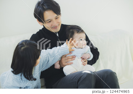 リビングでくつろぐ家族 124474965