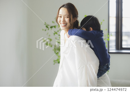 リビングでくつろぐ家族 リビングでくつろぐ家族 124474972