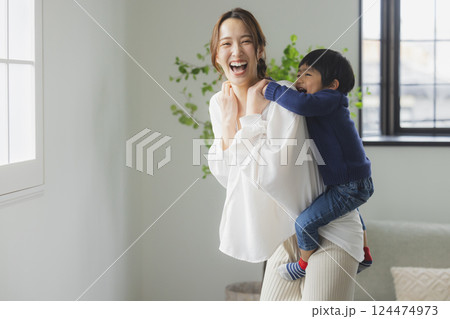 リビングでくつろぐ家族 124474973