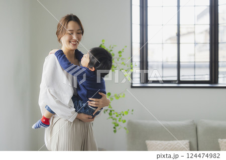 リビングでくつろぐ家族 124474982