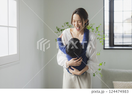 リビングでくつろぐ家族 124474983