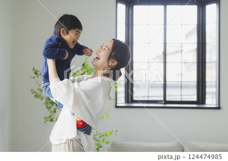 リビングでくつろぐ家族 124474985