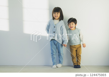 手を繋ぐ子供 124475003