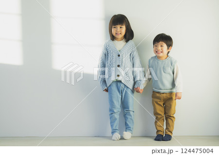 手を繋ぐ子供 124475004