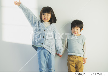 手を繋ぐ子供 124475005