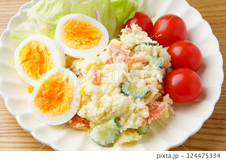 ゆで卵とポテトサラダ ゆで卵とポテトサラダ 124475334