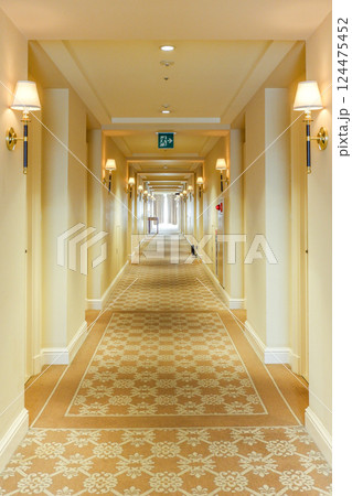 非常口表示を見るホテル廊下 124475452