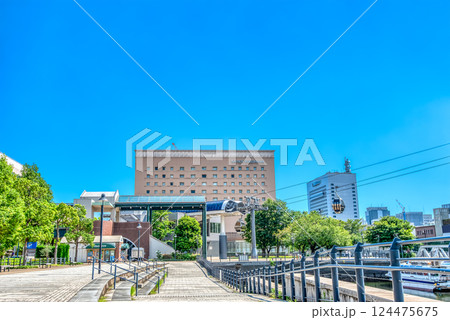 横浜みなとみらいの都市風景 ロープウェイ ワールドポーターズ側 横浜みなとみらいの都市風景 ロープウェイ ワールドポーターズ側 124475675