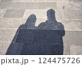 道を歩く二人のシルエット 124475726