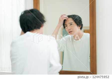 髪の毛を気にする男性 124475952