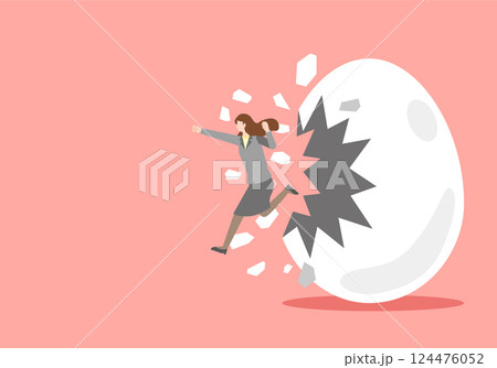 自分のカラを破って飛び出す女性 自分のカラを破って飛び出す女性 124476052