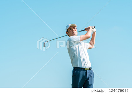 ゴルフ場でゴルフをするゴルファーの男性(笑顔・ティーショット・ゴルフコンペ) 124476055