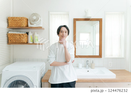 洗面所で微笑む30代男性 洗面所で微笑む30代男性 124476232