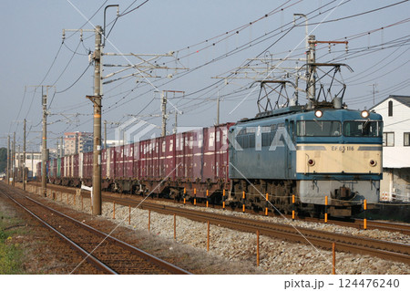 山陽本線を行く貨物列車(EF65形0番台原色塗装機牽引) 山陽本線を行く貨物列車(EF65形0番台原色塗装機牽引) 124476240