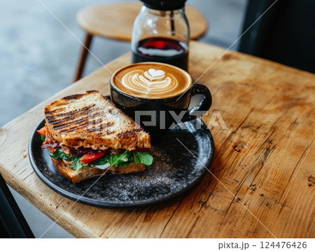 モーニング、サンドイッチとコーヒー 124476426