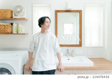 洗面所で微笑む30代男性 124476438