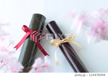 卒業証書と桜の花びら 124476494