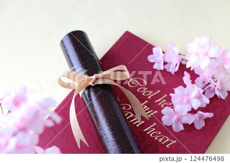 卒業証書と桜の花びら 卒業証書と桜の花びら 124476498