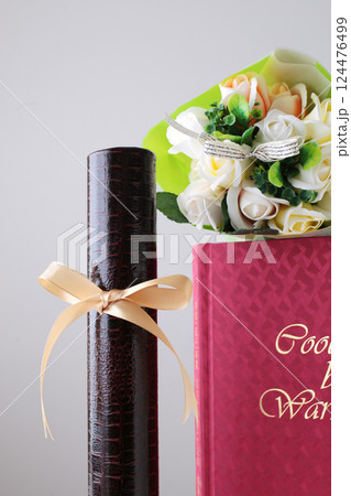 卒業証書と桜の花びら 卒業証書と桜の花びら 124476499