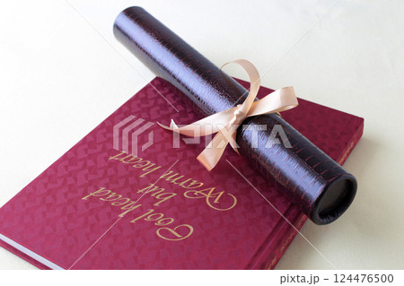 卒業証書と桜の花びら 124476500