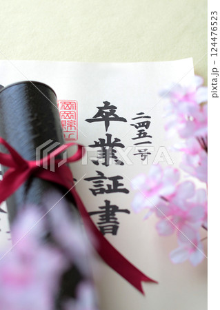 卒業証書と桜の花びら 124476523